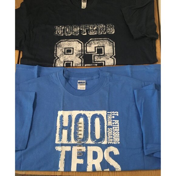 New Mens Hooters Bundle Of 2 Vintage Short Sleeve T-shirts from St Pete Size XL - Picture 2 of 6